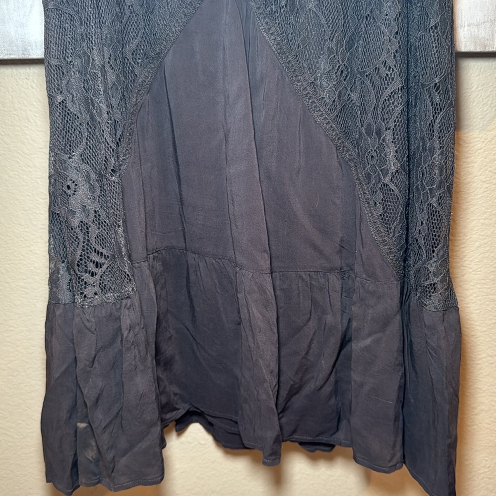 Gray Dress With Lace Pattern - image 3